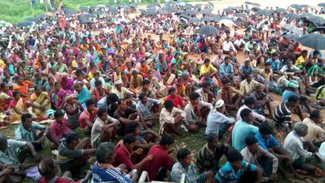 झारखंड के ख़ूंटी ज़िले में बैठक करते आदिवासीय