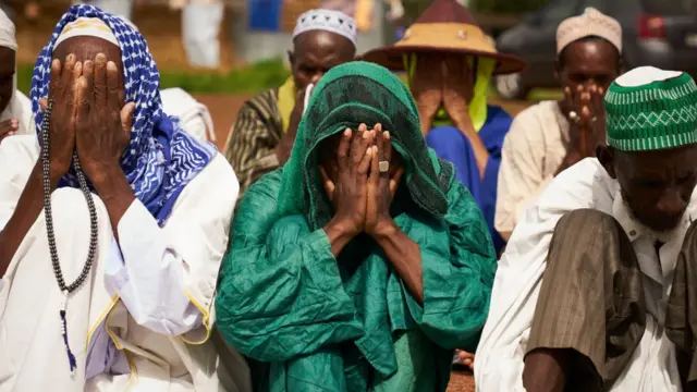 Des déplacés peuls en pleine prière dans un camps de réfugiés à Bamako.