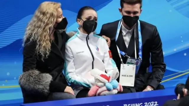 안무가(오른쪽) 에테리 투트베리제 코치(왼쪽)와 함께 점수 결과를 기다리며 눈물을 떨구는 카밀라 발리예바