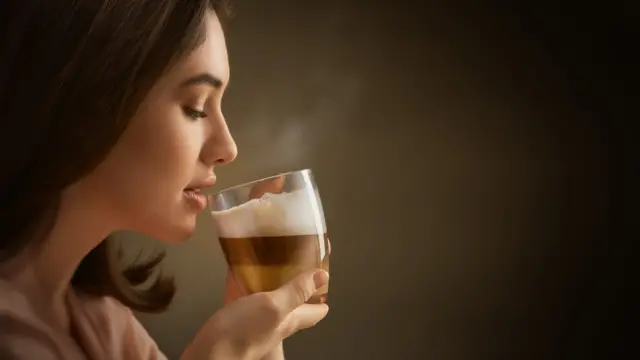 Mujer tomando café.