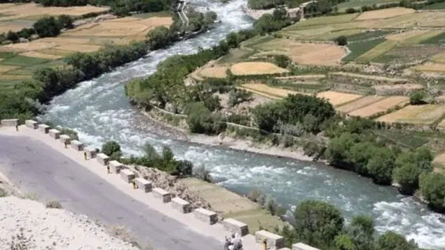 ایران وایي له افغانستان نه وربهېدونکې اوبه لږې شوي او په هغه هېواد کې یې ستونزې جوړې کړي دي.