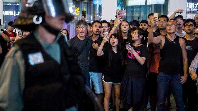 香港九龙油麻地路人叫骂马路上之防暴警察（17/8/2019）