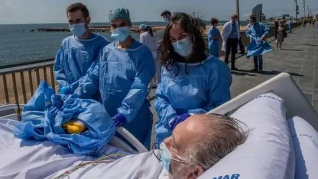 په اسپانیا کې له ناروغۍ د رغېدنې یوه پروګرام له مخې د کورونا وېروس ناروغان سمندر غاړې ته د سیل لپاره لېږدول کېږي.
