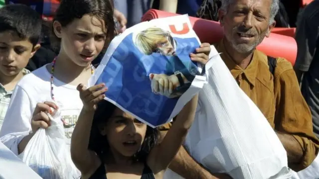 Septemba 2015: Uamuzi wa Kansela wa kufungua mipaka kwa ajili ya wakimbizi mwaka 2015 uliligawanya taifa lake. Katika picha: Wakimbizi wakiingia Ujerumani kupitia Hungary