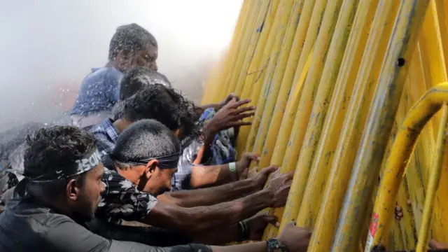 શ્રીલંકામાં હિંસક વિરોધપ્રદર્શનો બાદ સરકાર પડી ભાંગી