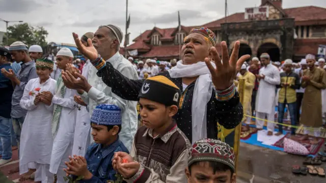 मुंबईतील वांद्रे येथील नमाजाचे दृश्य