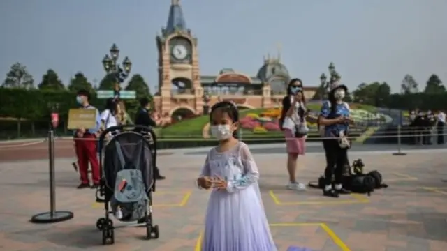 استقبلت مدينة "ديزني لاند" في شنغهاي يوم الاثنين الزائرين للمرة الأولى بعد ثلاثة أشهر ونصف من التوقف