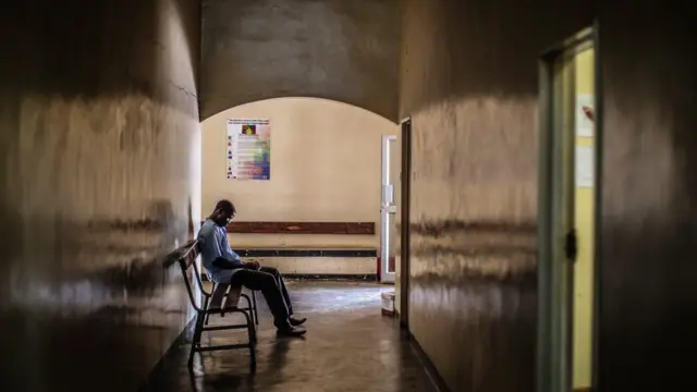 Gambia man dey wait to do HIV test