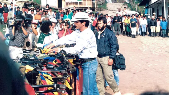 Carlos Pizarro entrega suas armas