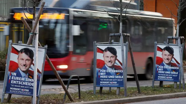 Carteles en Viena vandalizados para hacer ver al candidato Norbert Hofer parecido a Adolfo Hitler.