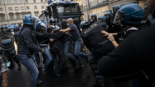Şiddet eylemlerinden sorumlu oldukları gerekçesiyle 12 kişi gözaltına alınmıştı