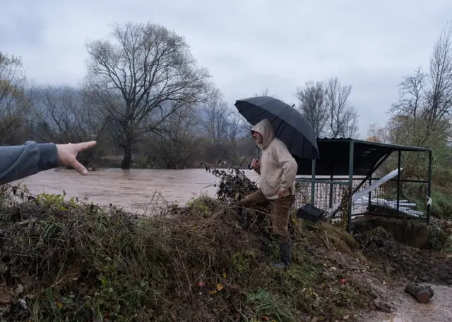 Nabujala reka koja preti da se izlije iz korita.