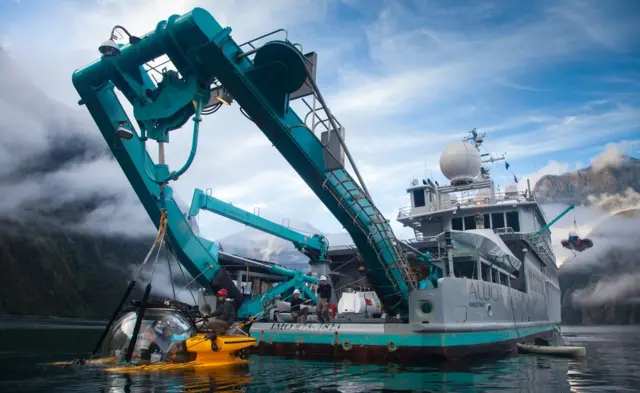 Submarino del Alucia sumergiéndose