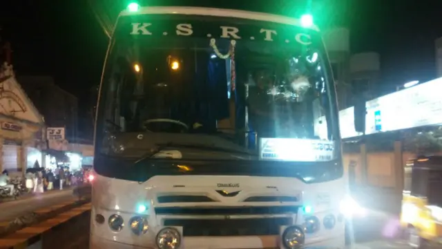 கண்ணாடி உடைந்த பேருந்து