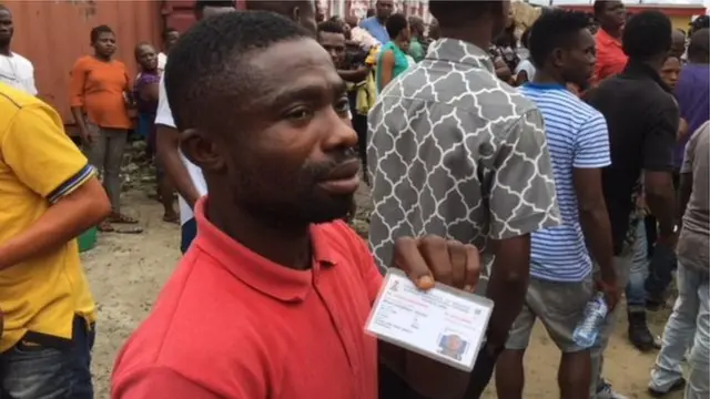 Aworan oludibo to mu kaadi idibo rẹ lọwọ