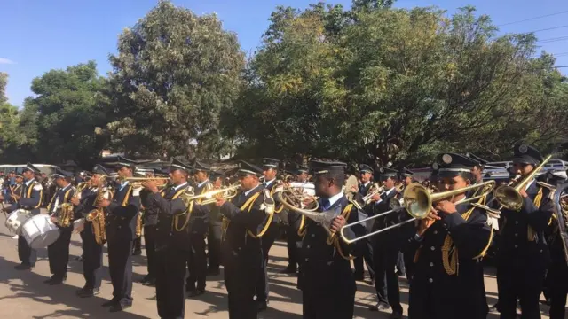 Miseensoonni Maarshibaandii simannaa keessummoota gara magaalaa Amboo dhufanii muuziqaan dabaalaniiru.