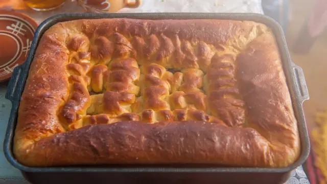 Домашний хлеб с украшениями из теста.