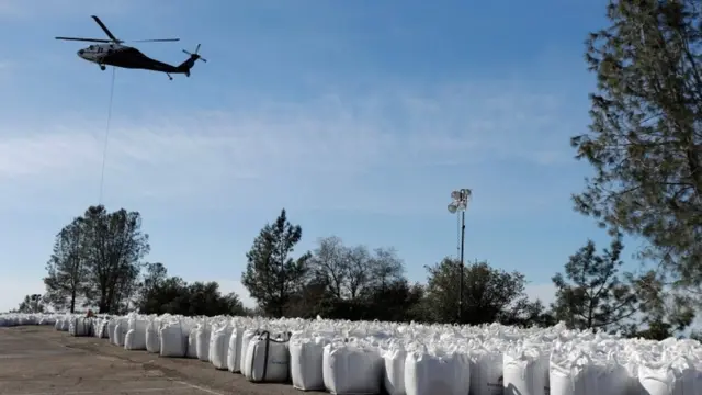 Больше недели с вертолетов в проломы водосбросов сбрасывались большие белые мешки с камнями