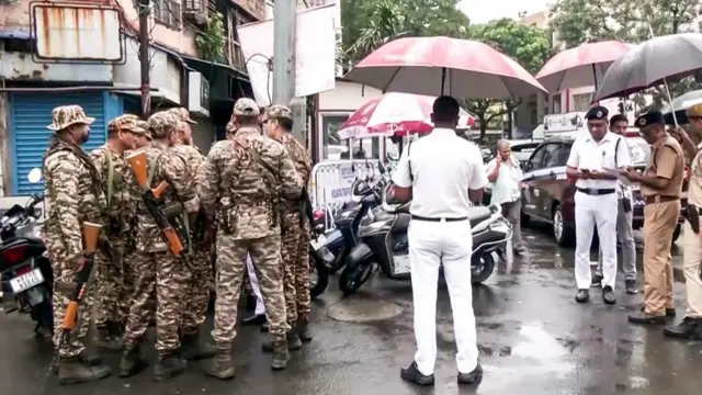ममता बनर्जी ने आरोप लगाया कि पुलिस ने उनको हाउस अरेस्ट कर लिया है जिसकी वजह से वो बारुईपुर जाकर पीड़ित परिवार से नहीं मिल पाईं