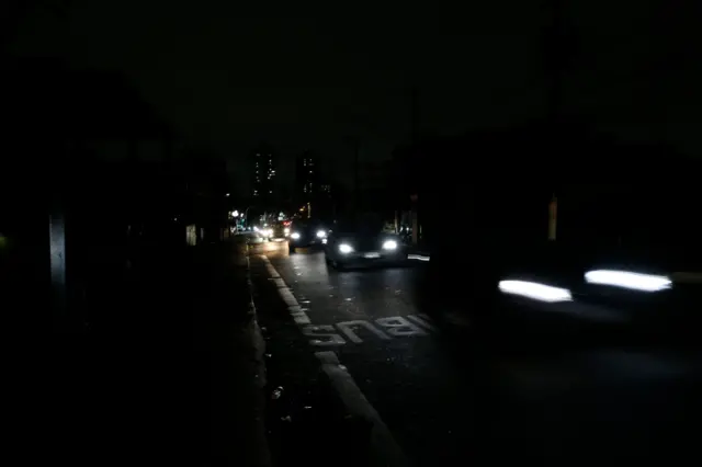 Avenida do Cursino no bairro do Jabaquara sem energia elétrica, apenas com iluminaçãojogo da roleta online bet365carros