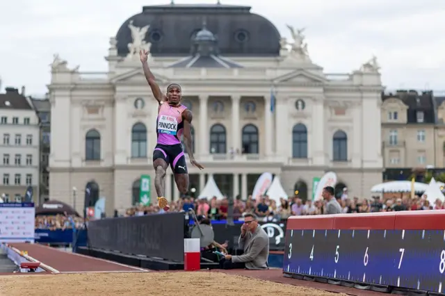 Jamaikalı Wayne Pinnock Zürih'te bir uzun atlama yarışmasında havada süzülürken