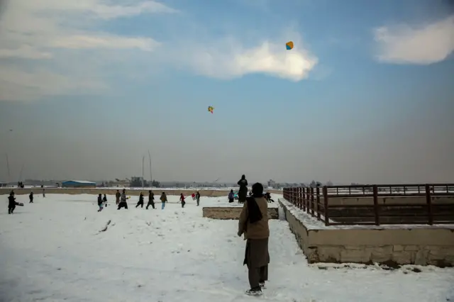 ماشومان په کابل کې له رنګه باډيوي سره د ژمي له ښکلا خوند اخلي