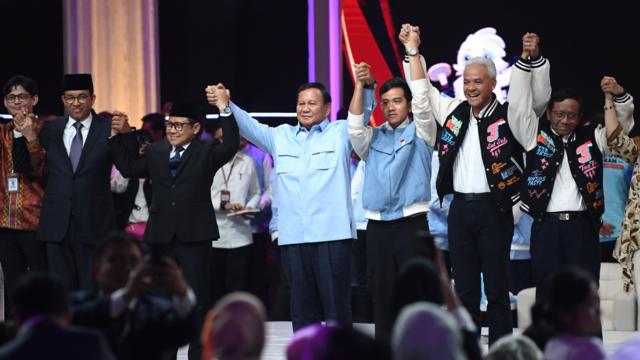 Ketiga pasangan calon presiden dan wakil presiden dalam debat kelima pada Minggu (04/02)