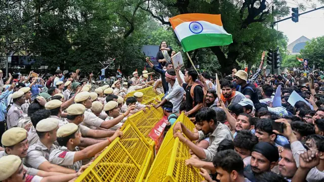 सोमवार को संसद मार्ग पर आगे बढ़ते प्रदर्शनकारियों को रोकने के लिए बैरिकेडिंग लगाई गई थीं