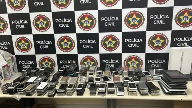 Celulares de origem suspeita aprendidos pela Polícia Civil do Rio de Janeiro no Mercado Popular da Uruguaiana, no Centro do Rio