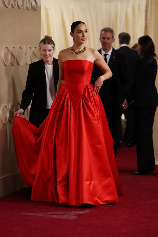 Gal Gadot foi de vermelho 