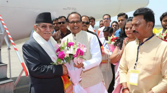मध्यप्रदेशका मुख्यमन्त्रीले प्रधानमन्त्री प्रचण्डलाई इन्दौर विमानस्थलमा स्वागत गरेका थिए