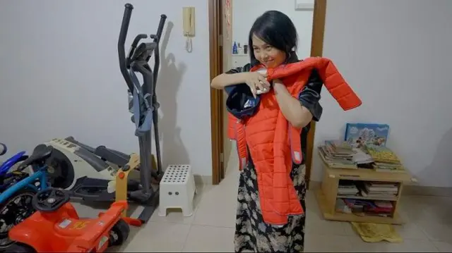 Angelia masih menyimpan semua barang milik anaknya, EJ. Dia ingin semua masih dalam keadaan sama ketika anaknya pulang suatu hari nanti. 