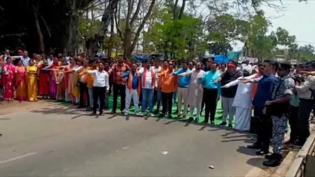 बस्तर में मुसलमानों और ईसाईयों के आर्थिक बहिष्कार को लेकर एक सभा में शपथ लेते लोग.