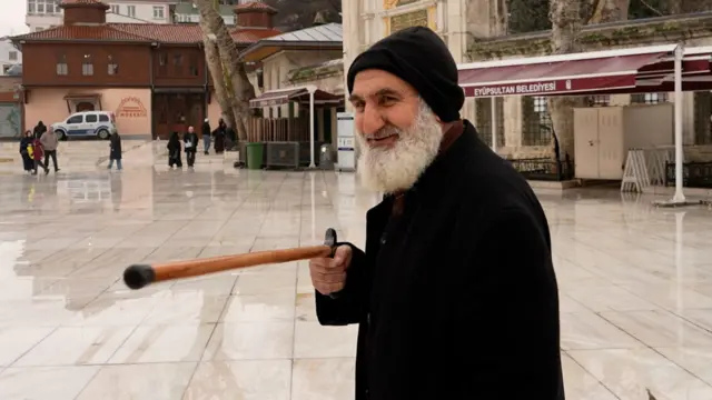 Cafer Bey Eyüp Sultan'da, sokakta BBC Türkçe'ye konuşuyor. 