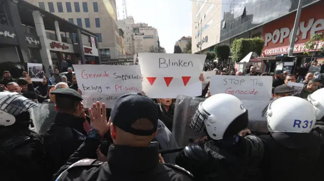 Ramallah şehir merkezindeki Filistinliler ziyareti protesto ederek Amerika ve Blinken aleyhinde sloganlar attı. 