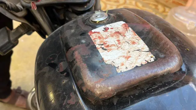 संजीव यांच्या मोटारसायकलच्या इंधन टाकीवरील रक्ताचे डाग.