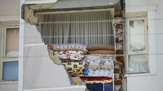 Hasarlı duvarların taşıyıcı olup olmadığının tespit edilmesi gerekiyor