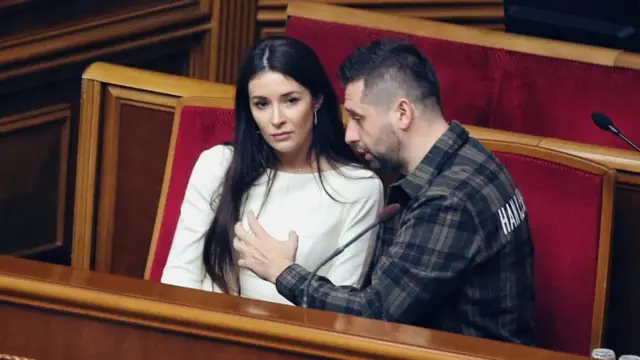 "Слуга народу" Ольга Савченко та керівник "монобільшості" Давид Арахамія, жовтень 2019 року
