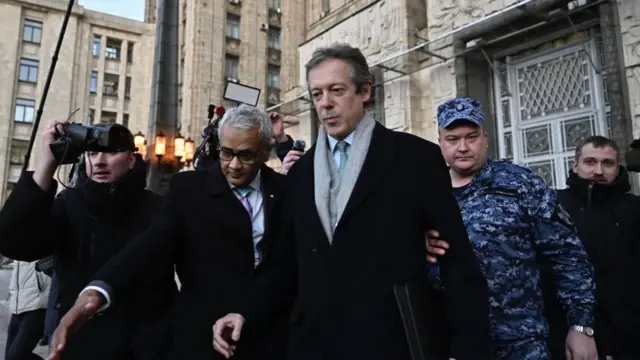 Посол Великобритании в России Найджел Кейси покидает здание МИД России в Москве, Россия, 26 ноября 2024 года.