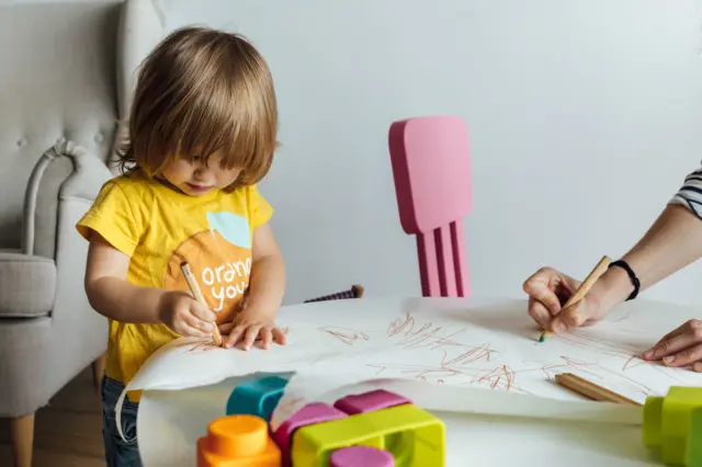 चित्र काढणारा लहान मुलगा