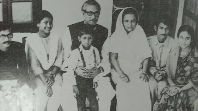 शेख हसीना त्यांच्या कुटुंबासोबत 