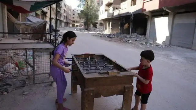 Сүрөттө: Сириялыктардын 90% жакырчылыктын чегинде жашашат, көбү талкаланган шаарларда чатырларда жашоого аргасыз