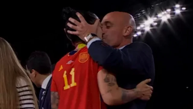 بوسه جنجالی روبیالس