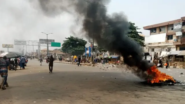 Awọn eeyan n jo taya ọkọ 