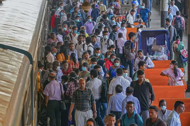  කොළඹ නගරයට දෛනිකව රැකියා සහ විවිධ අවශ්‍යතා සඳහා ඇති විශාල ජනකායක් පැමිණෙයි