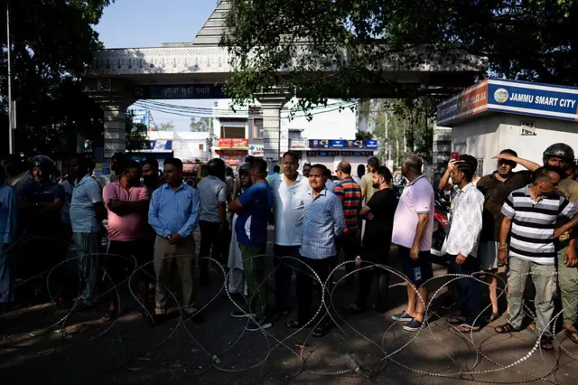 ஜம்முவில் உள்ள ஒரு குடியிருப்பு பகுதியில் பாகிஸ்தான் நடத்திய வான் தாக்குதலில் ஏற்பட்ட சேதத்தை பார்க்கும் மக்கள்