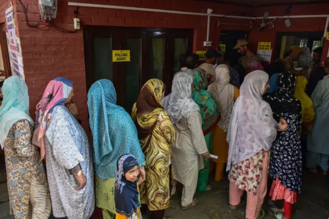 ভোট দিতে আসার ক্ষেত্রে পিছিয়ে ছিলেন না কাশ্মীরের মহিলারাও
