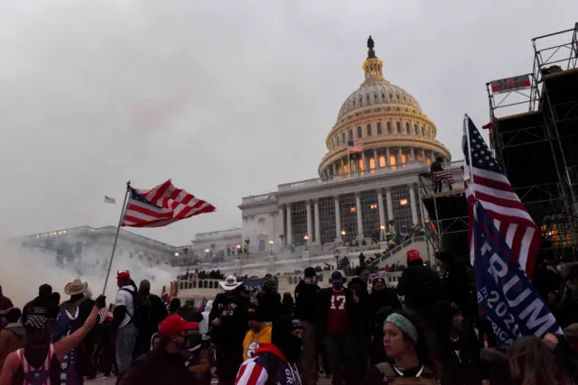 Apoiadores de Trump invadem capitólio em washington