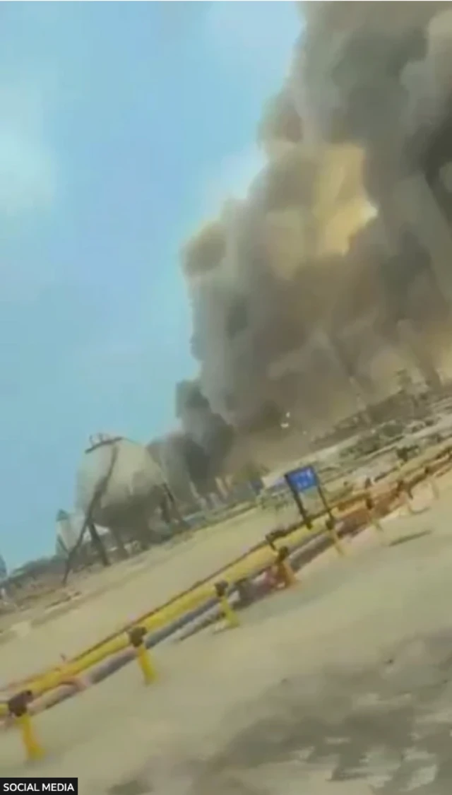 Səudiyyə Ərəbistanında yerləşən neft zavodunun yaxınlığından tüstü çıxır