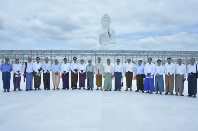 သမ္မတဟောင်းဦးသိန်းစိန် နဲ့အဖွဲ့ ကို ဘုရားကြီးမှာ တွေ့ရစဉ်။